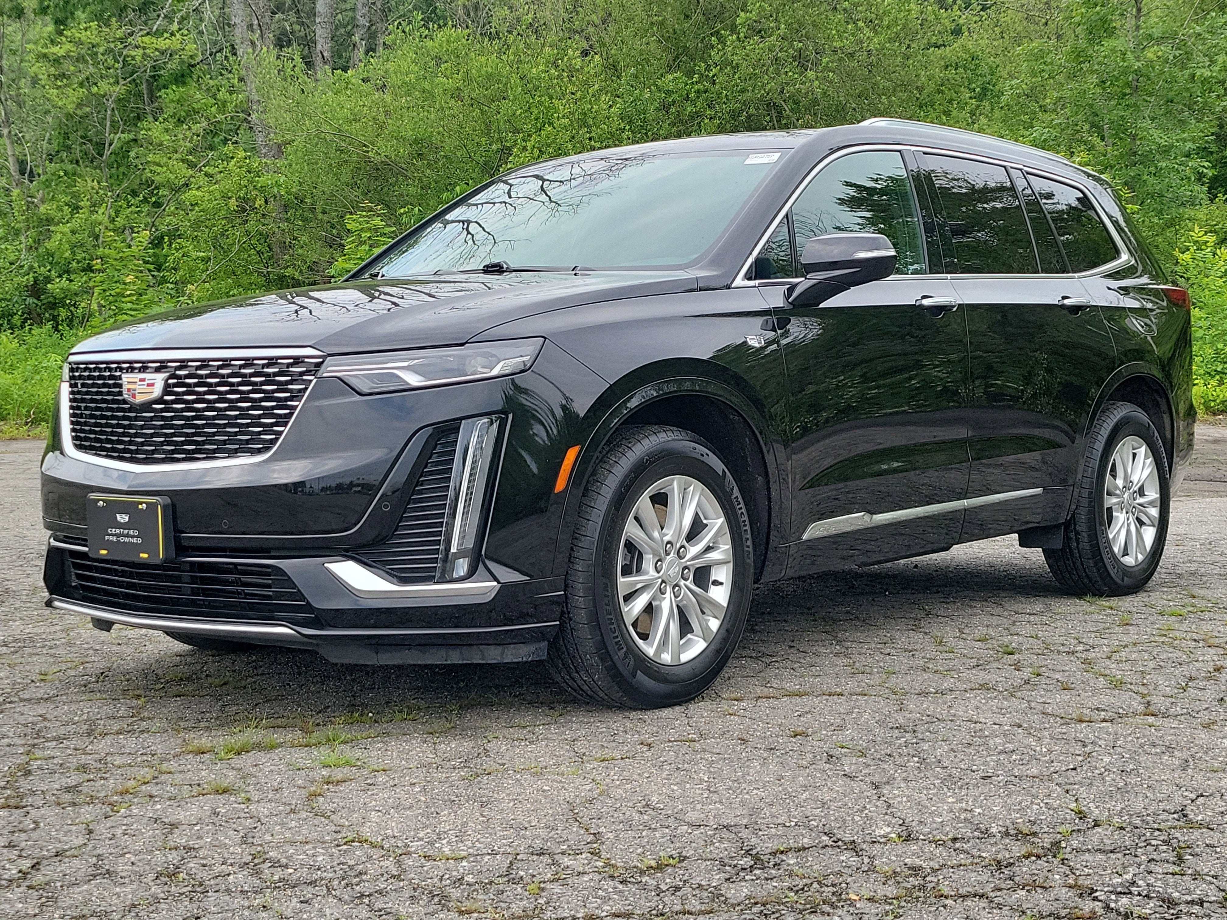 2024 Cadillac XT6 Luxury in Stellar Black Metallic — front three-quarter view